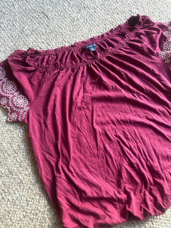American Eagle Outfitters Burgundy Off-Shoulder Embroidered Sleeve Top - Picture 4 of 4